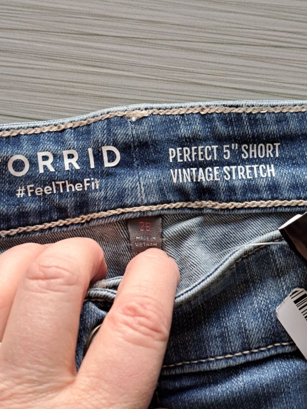 New Torrid Womens Size 26 5" Mid-Rise Denim Shorts Studded Sides Frayed Hem - Picture 3 of 8